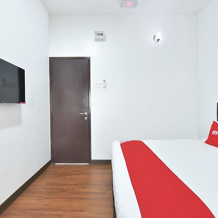 Oyo 90869 Hotel Madeena Inn Szepang Kültér fotó