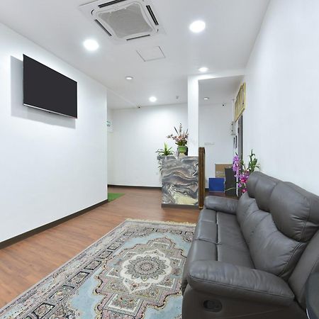 Oyo 90869 Hotel Madeena Inn Szepang Kültér fotó