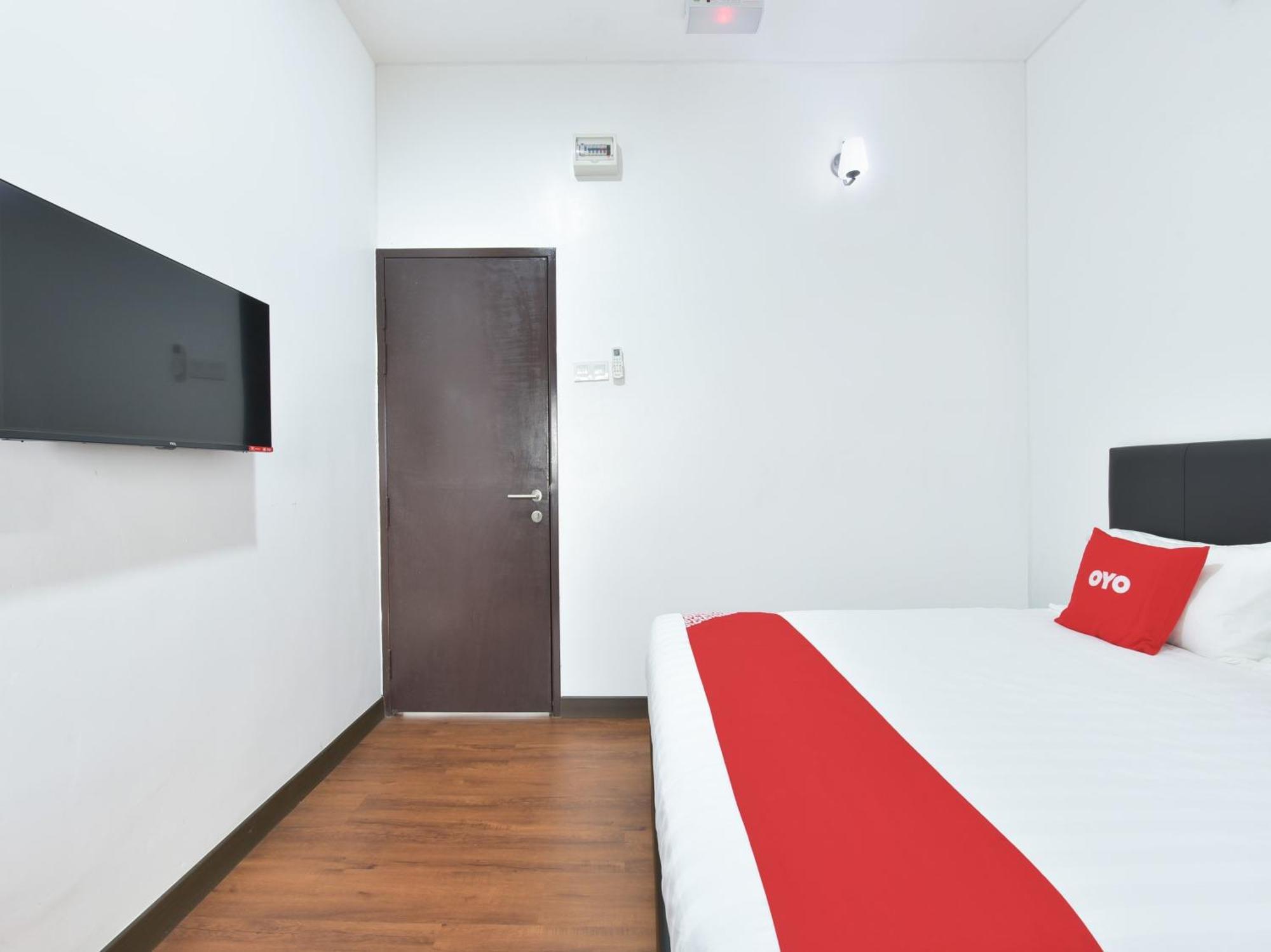 Oyo 90869 Hotel Madeena Inn Szepang Kültér fotó