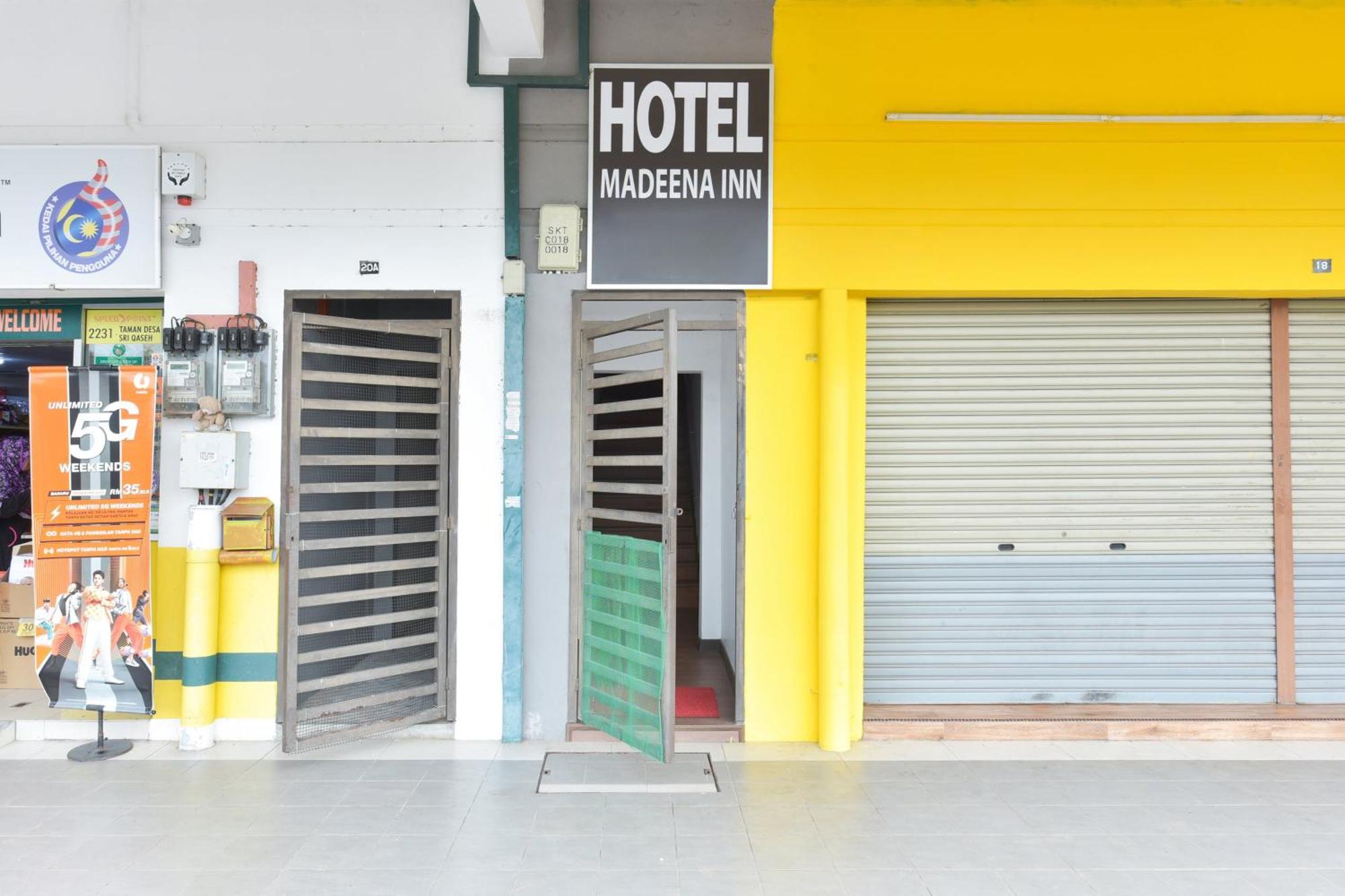 Oyo 90869 Hotel Madeena Inn Szepang Kültér fotó