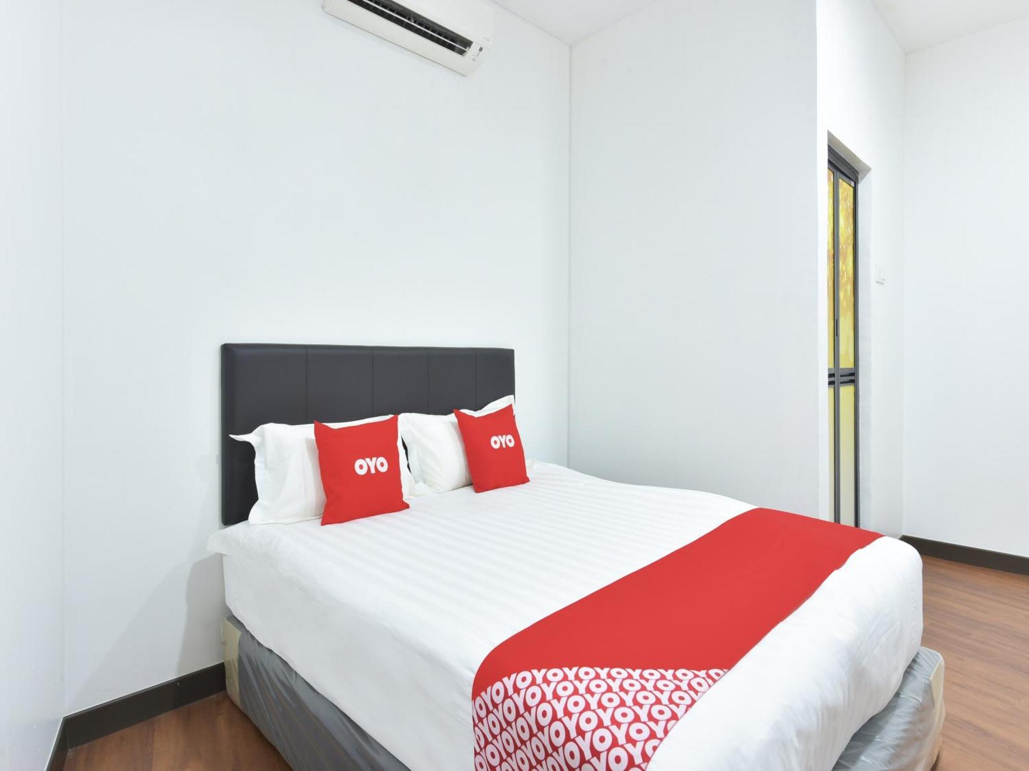 Oyo 90869 Hotel Madeena Inn Szepang Kültér fotó