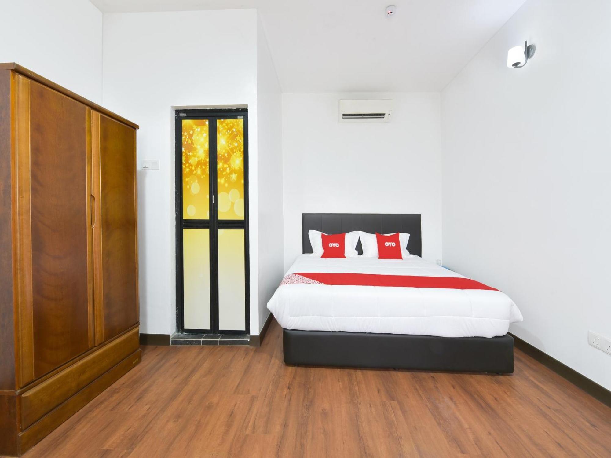 Oyo 90869 Hotel Madeena Inn Szepang Kültér fotó