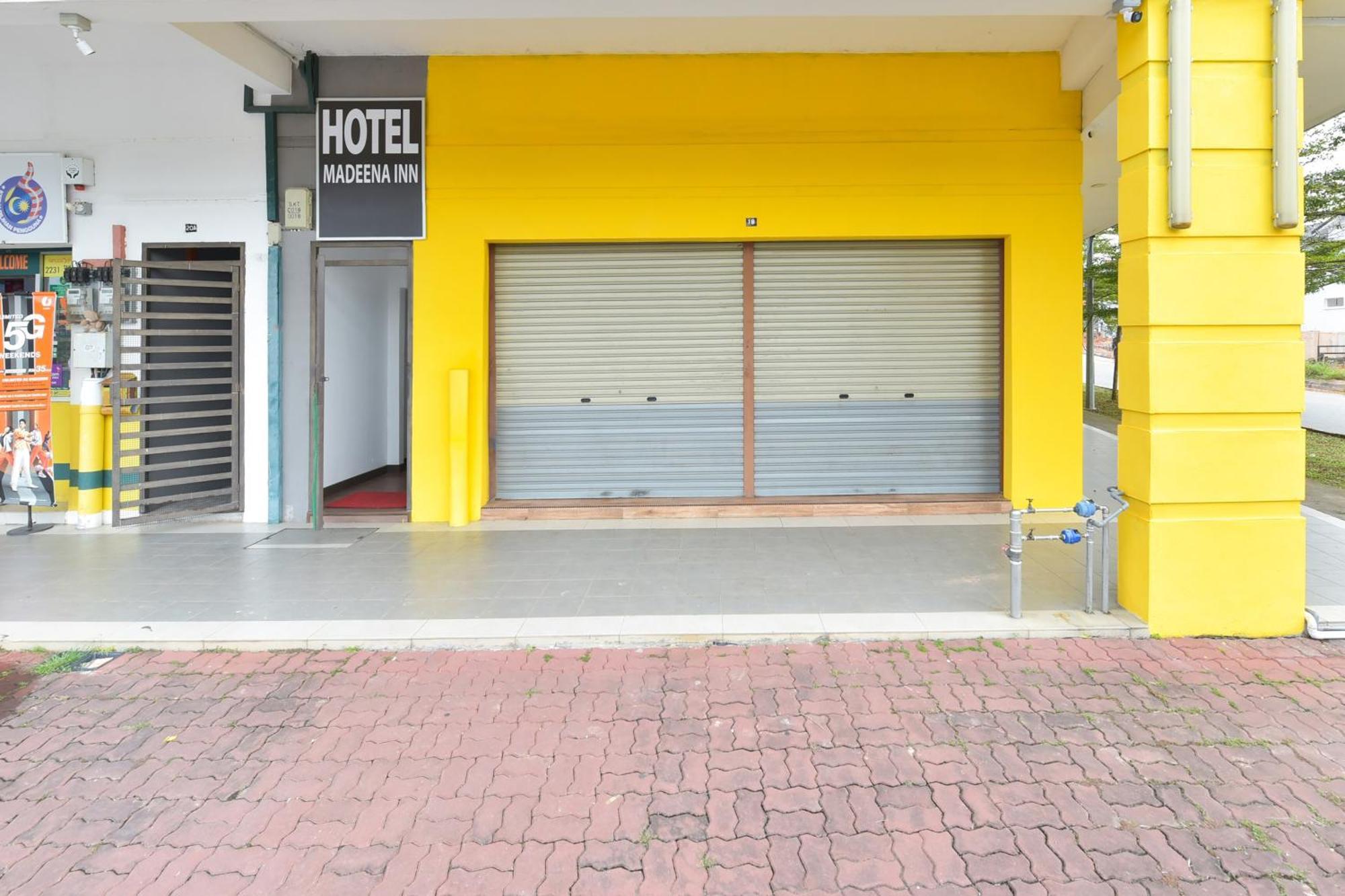 Oyo 90869 Hotel Madeena Inn Szepang Kültér fotó